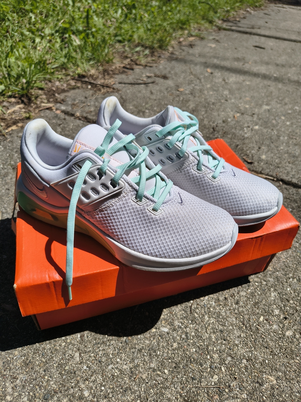 EUC Nike Air Max Bella Trainer 4 Size 7.5 White and Teal
